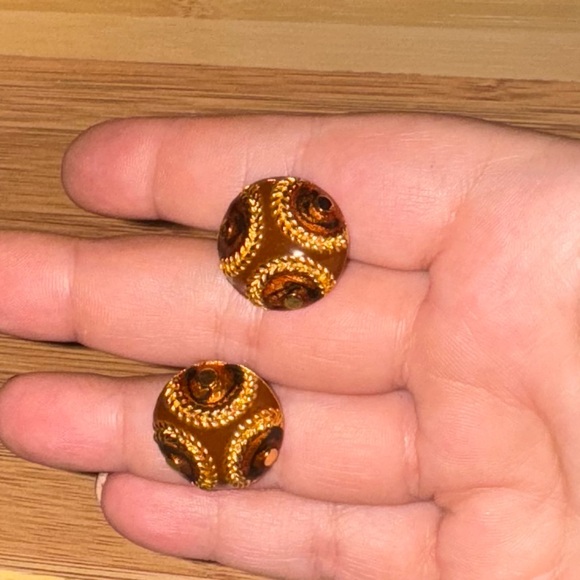 Elegant VTG Gold and Brown Enamel Clip On Earrings - Picture 8 of 16